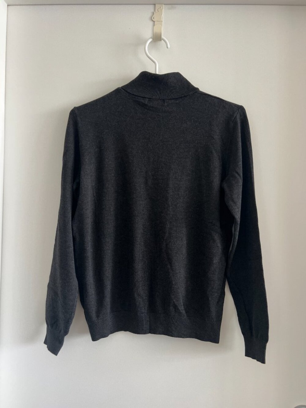 H&M Fine-Knit Turtleneck Sweater in Charcoal Gray Size M - Picture 2 of 11